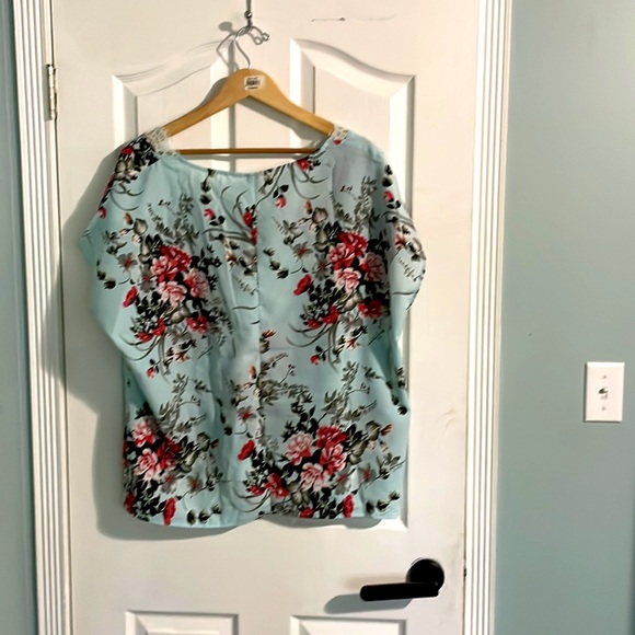 EUC Shein Curve lace v neck top - Picture 5 of 5